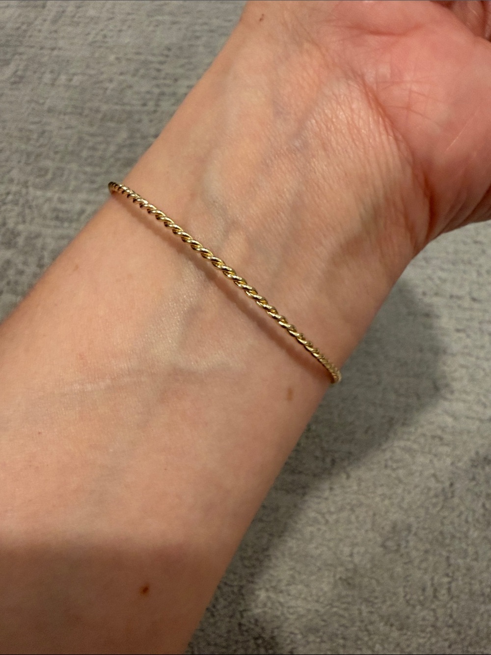 Yearly Co Classic Twist Bangle - Picture 2 of 4